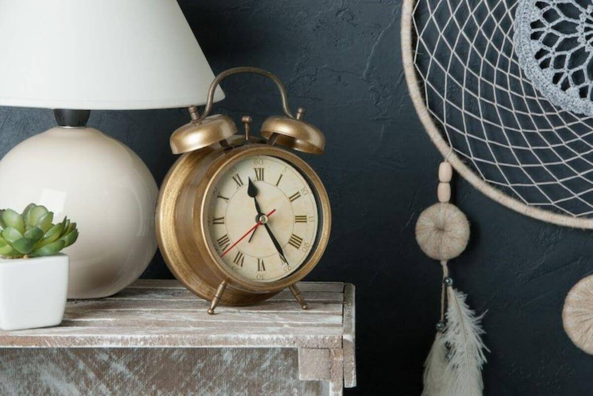 Living room wall clock decor ideas (homeparadis.com)