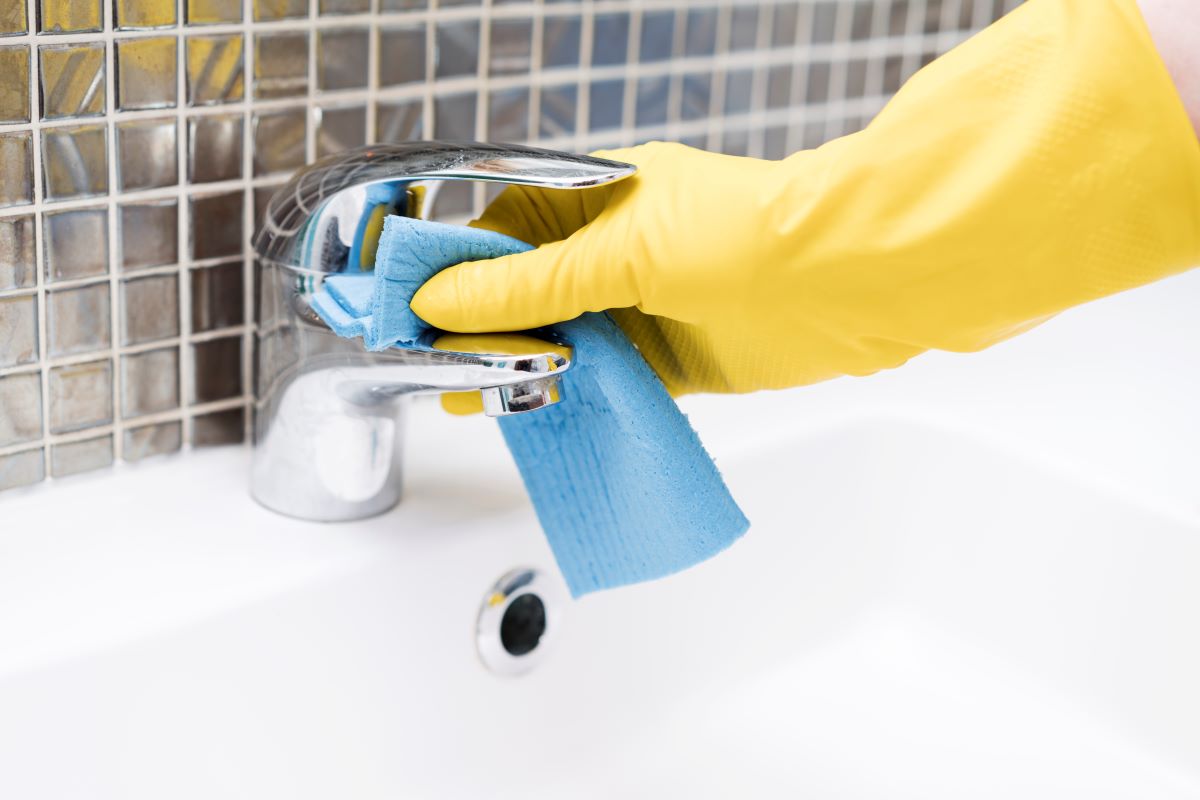 Remove hard water stains (homeparadis.com)