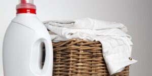 Washing clothes with vinegar (homeparadis.com)