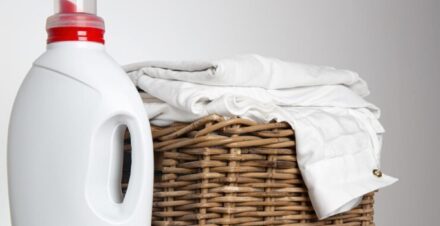 Washing clothes with vinegar (homeparadis.com)