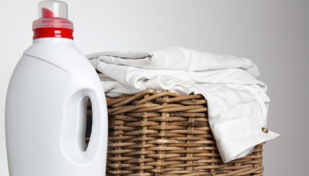 Washing clothes with vinegar (homeparadis.com)