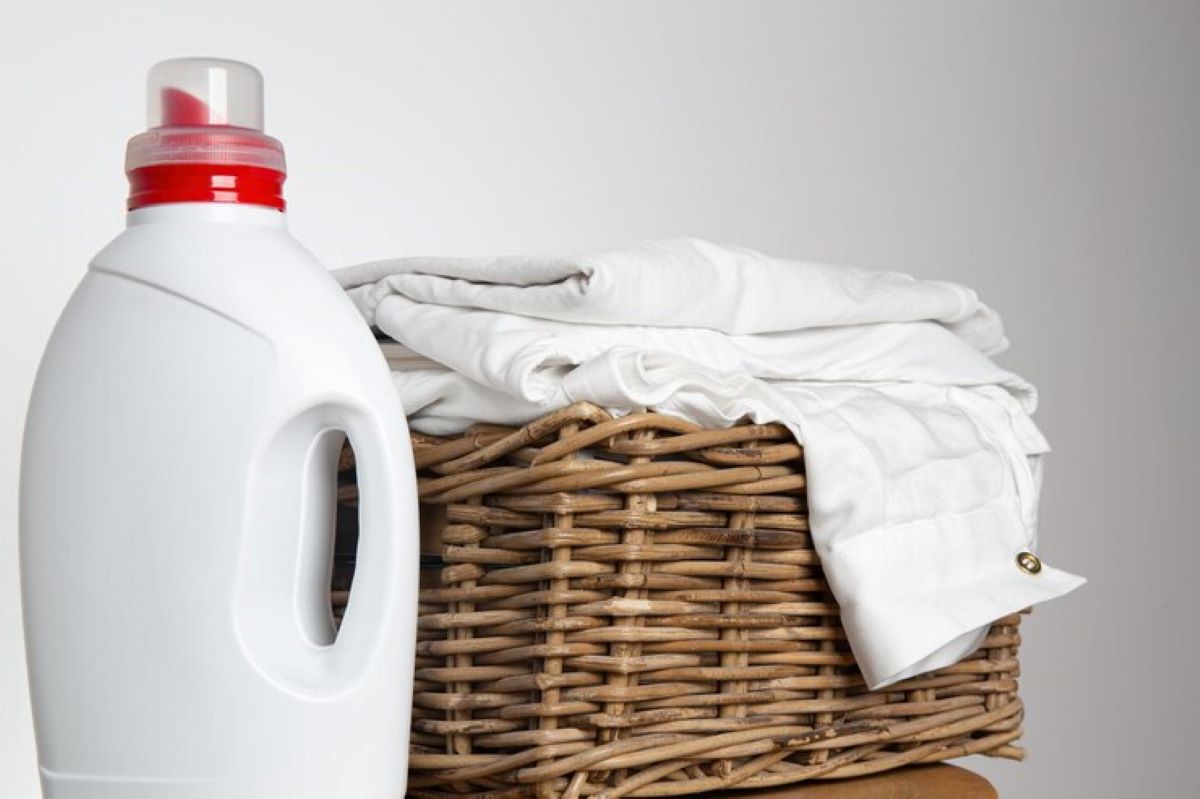 Washing clothes with vinegar (homeparadis.com)